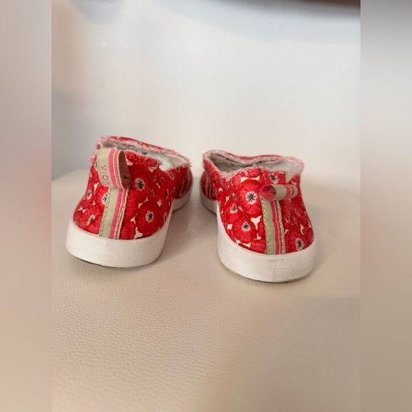 Vionic Beach Malibu Slip-On Sneakers – Red Floral Print (Women’s 7.5 / EU 38) - Picture 4 of 7